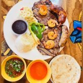 Carne asada con chorizo, longaniza y camarones