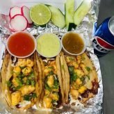 Tacos de camarones y queso