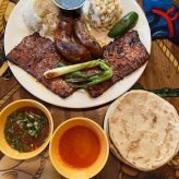 carne adobada con chorizo y longaniza