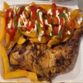pollo asado con papas fritas