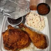 pollo frito, arroz y frijoles